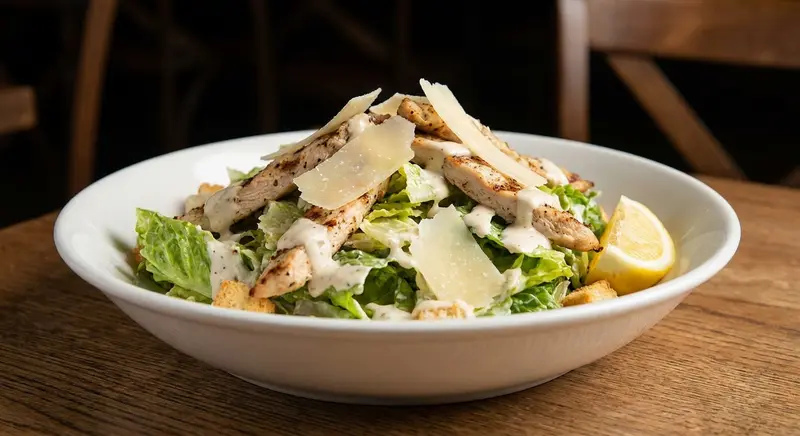 Caesarsalade met kip en parmezaan