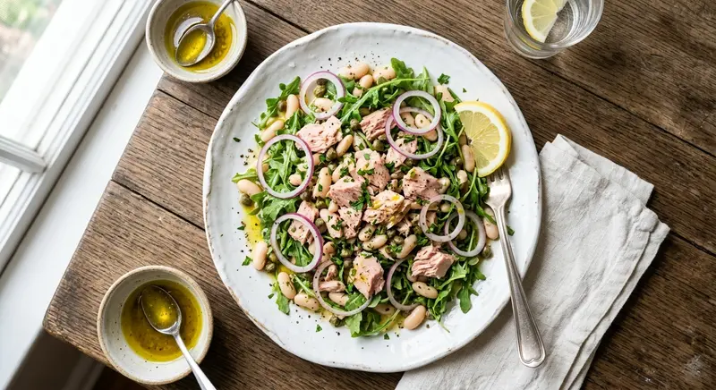Tonijnsalade met witte bonen, rucola en rode ui