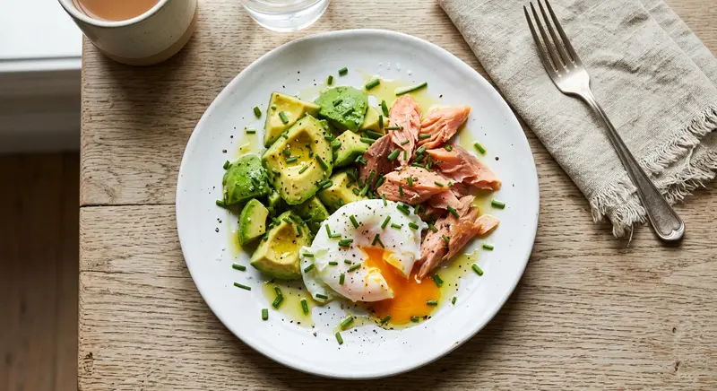 Avocado met gerookte forel en gepocheerd ei