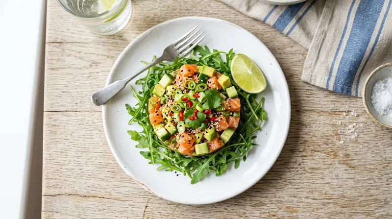 Zalmtartaar met avocado, komkommer en sesam