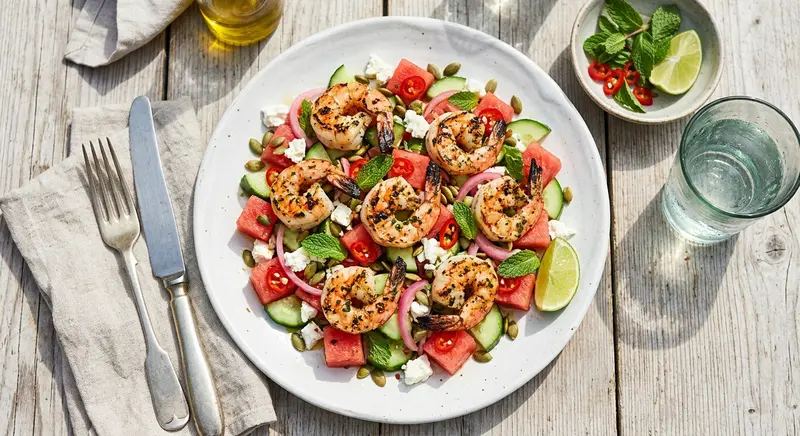 Gegrilde gamba's met watermeloen, feta en munt