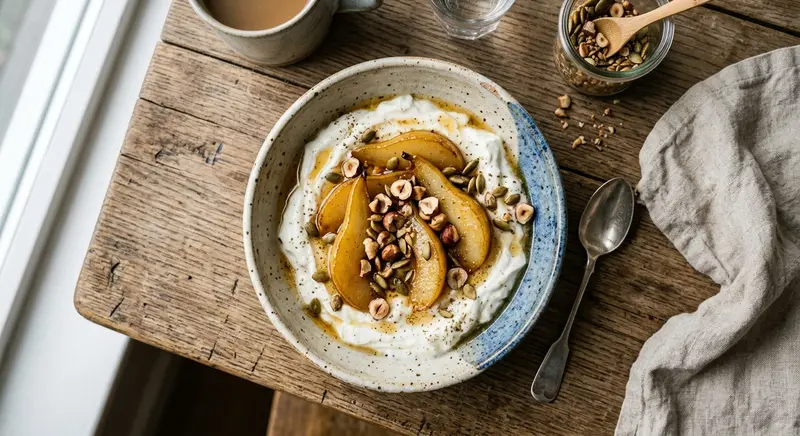 Skyr met gebakken peer, hazelnoot en kardemom