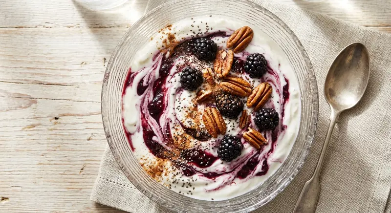 Griekse yoghurt met bramen, pecannoten en kaneel